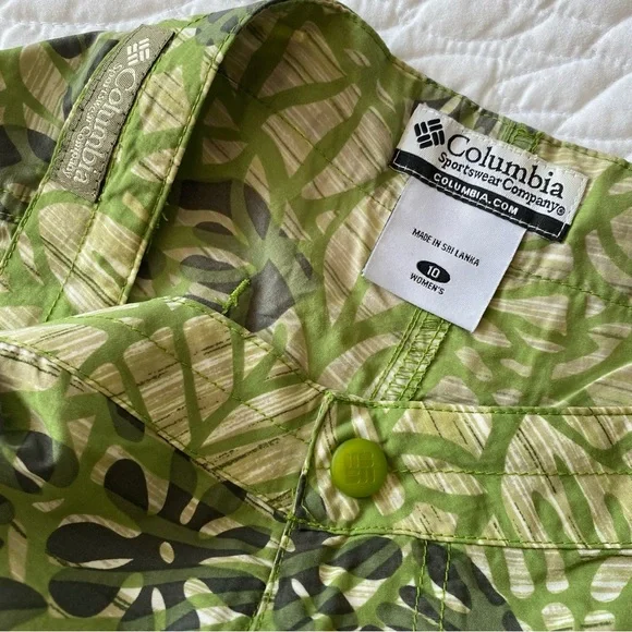 Columbia Green Floral Women's Shorts - Picture 2 of 4